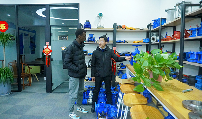Cliente en Etiopía Yaxin Gaardo visitó nuestra oficina central en Zhengzhou