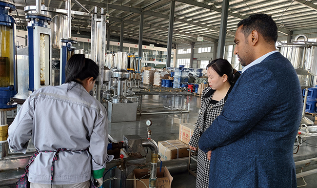 Cliente de Yemen visitó nuestra fábrica de medidores de agua