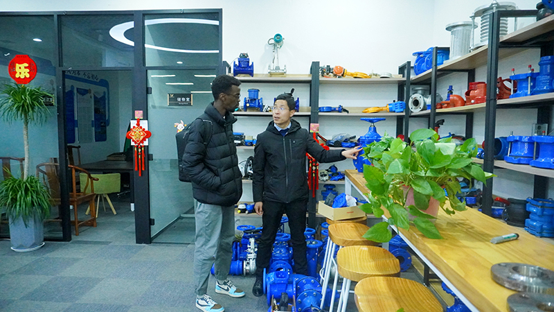 Cliente en Etiopía Yaxin Gaardo visitó nuestra oficina central en Zhengzhou
