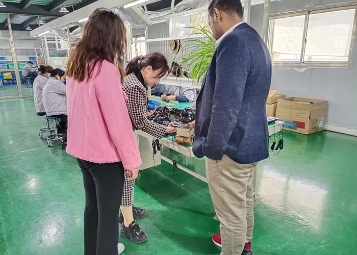 Cliente de Yemen visitó nuestra fábrica de medidores de agua