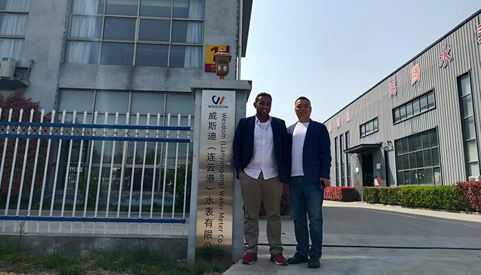 Cliente de Yemen visitó nuestra fábrica de medidores de agua