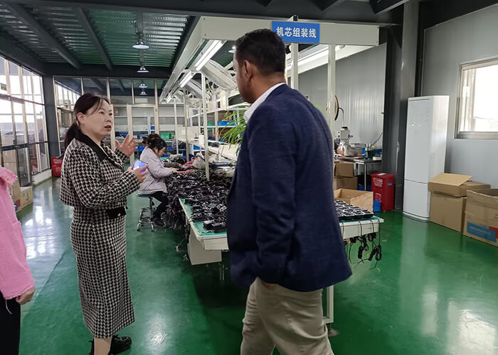 Cliente de Yemen visitó nuestra fábrica de medidores de agua